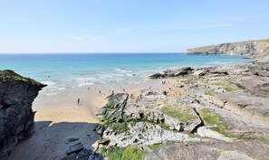 A coastal beach with rocky terrain and a clear view of the sea. - 1 Bed in Launceston (oc-95237) (Saint Giles on the Heath)