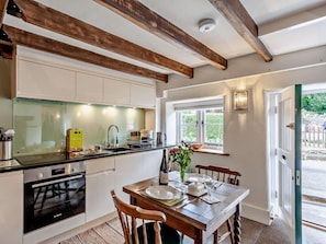 Oven, cookware/dishes/utensils - 1 Bed in Bristol (oc-95178) (Blagdon)