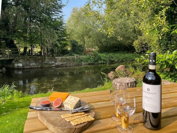 Outdoor dining - 3 Bed in Salisbury (oc-95325) (Amesbury)