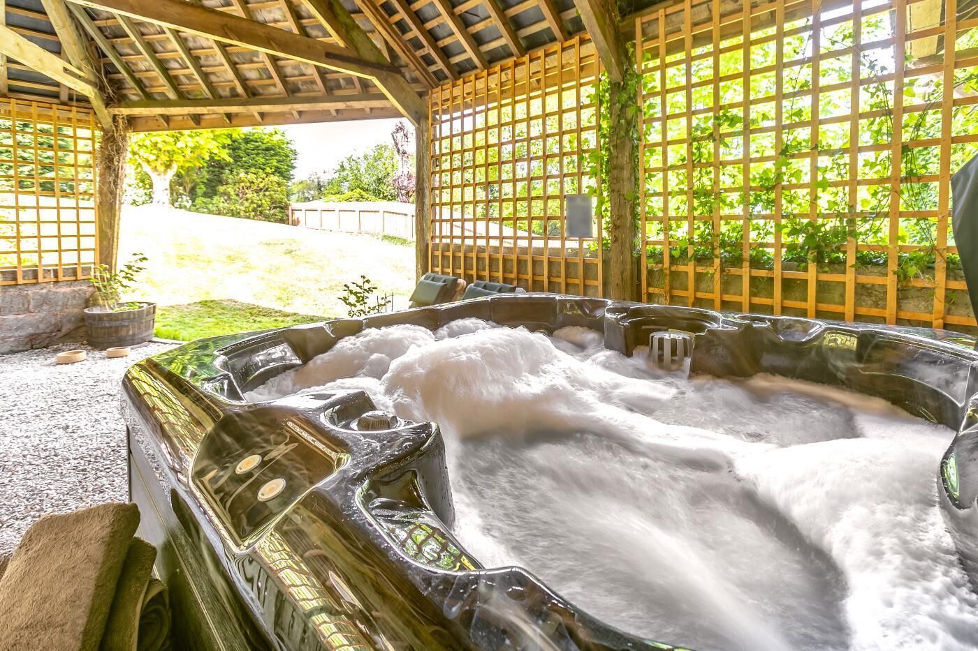 Outdoor spa tub