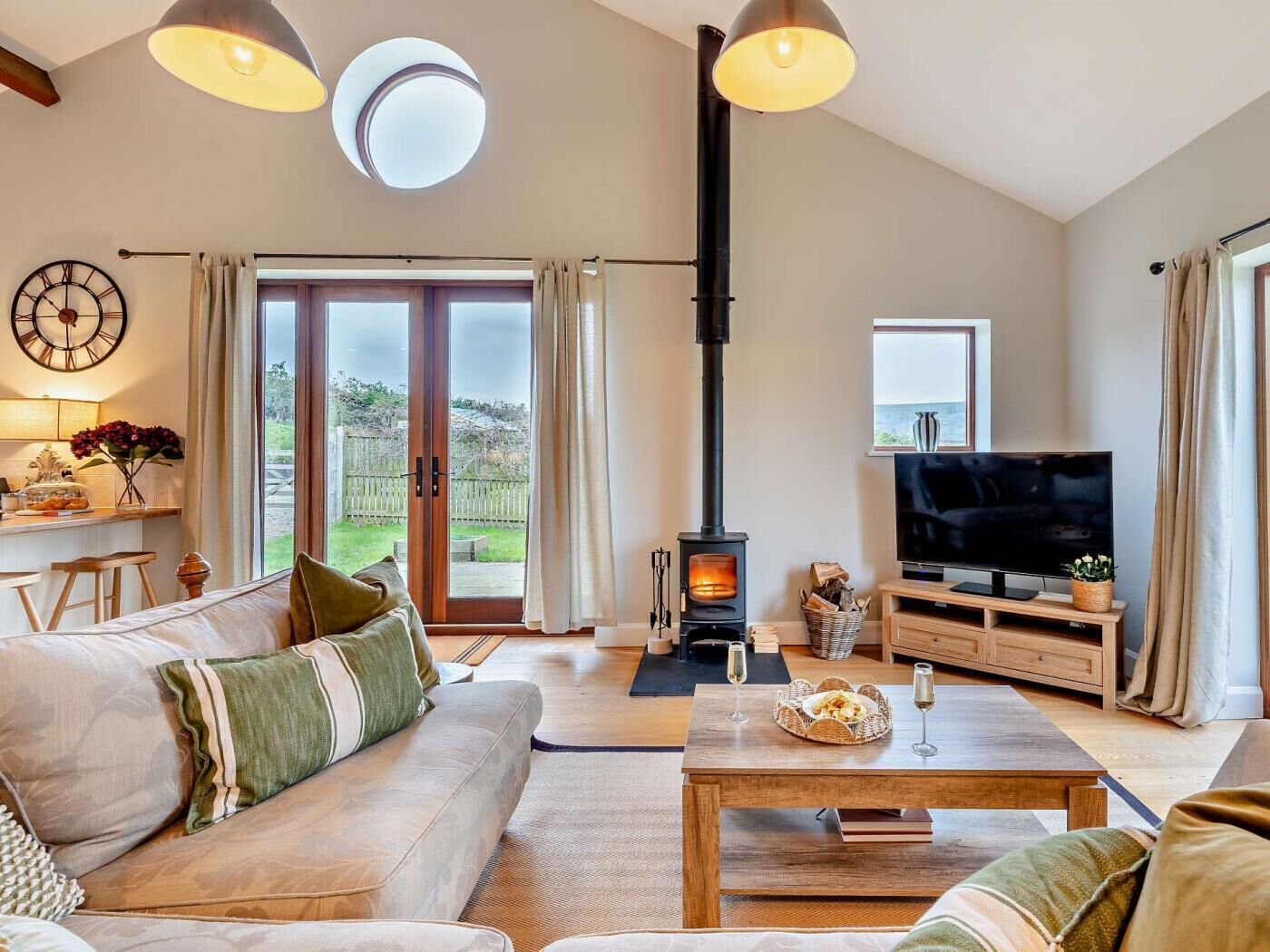 TV, fireplace