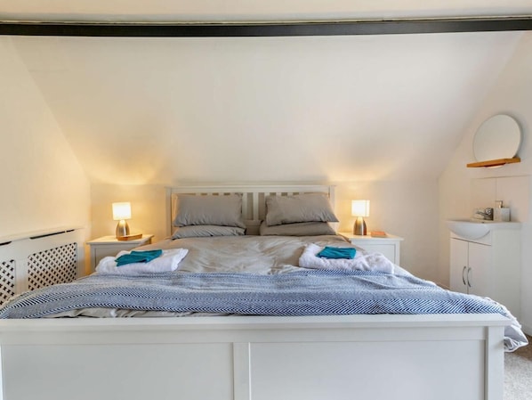 Travel cot, free WiFi, bed sheets - 6 Bed in Taunton (oc-95371) (Sampford Brett)