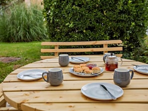 Outdoor dining - 6 Bed in Taunton (oc-95371) (Sampford Brett)