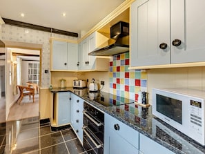 Dishwasher, high chair, cookware/dishes/utensils - 6 Bed in Taunton (oc-95371) (Sampford Brett)
