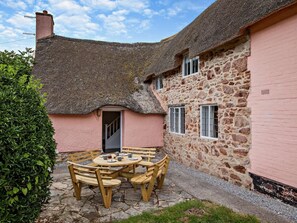 Outdoor dining - 6 Bed in Taunton (oc-95371) (Sampford Brett)