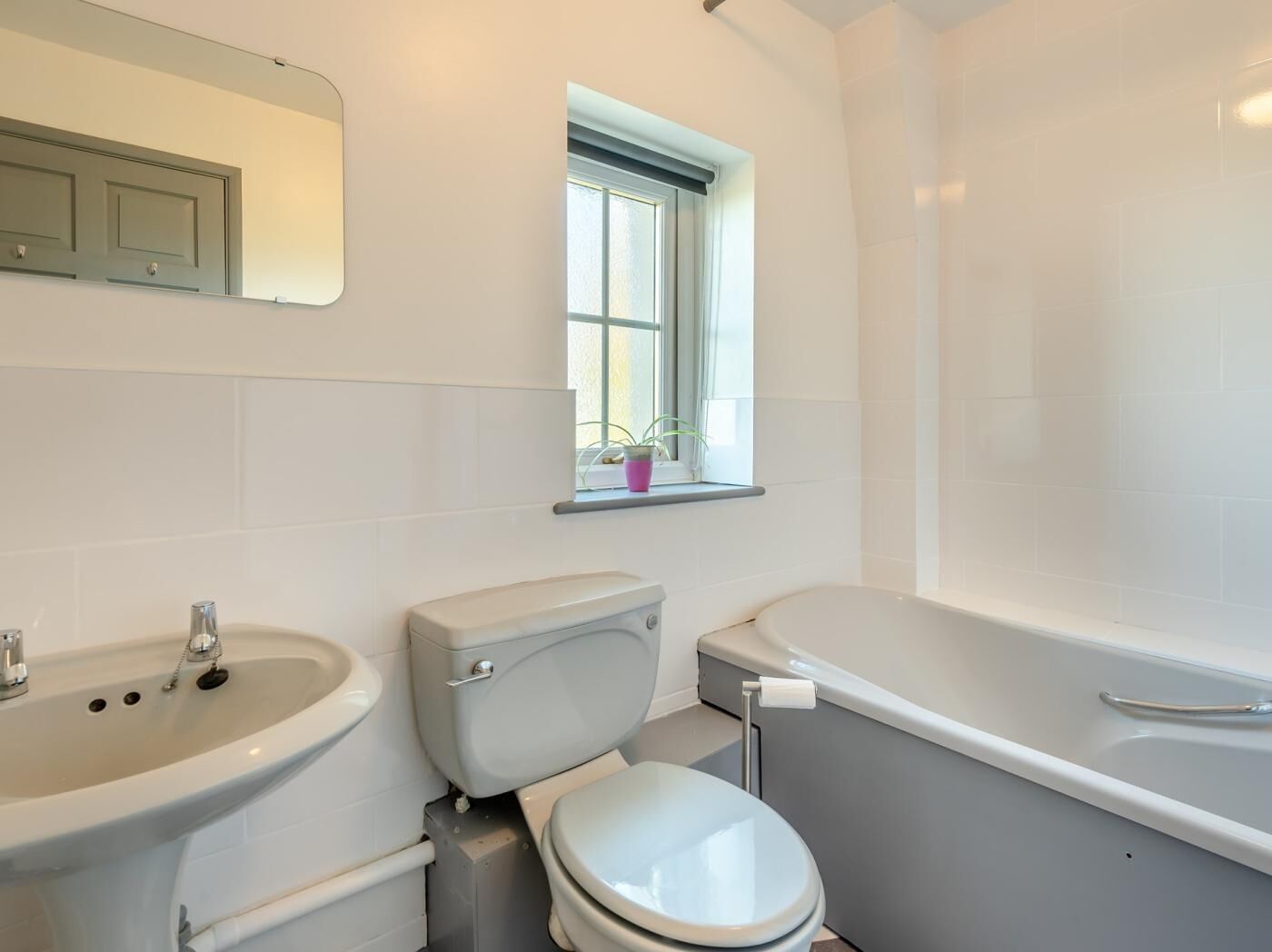 Un baño con inodoro, lavamanos y bañera.