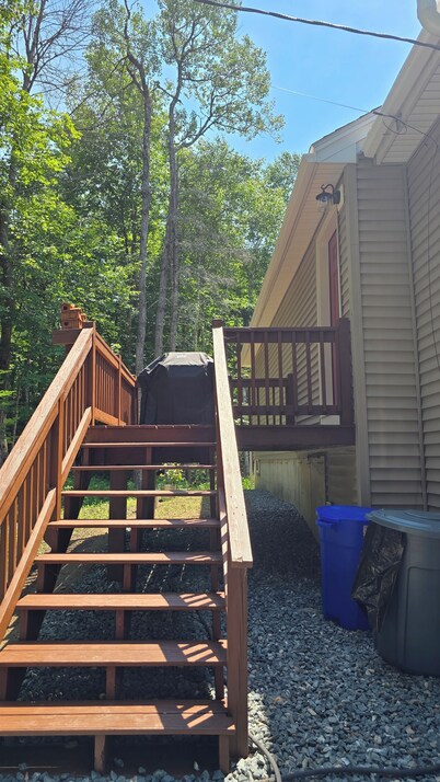 Spacious, cozy home. Enjoy the relaxing songbird tunes-Visit ANP and Downeast ME