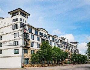 Exterior - Boulevard Stays Walk to Downtown! 1BR King SoCo (Austin)
