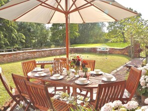 Outdoor dining - 5 Bed in Taunton (oc-95570) (Fitzhead)