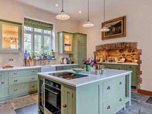 Dishwasher, highchair, cookware/dishes/utensils - 5 Bed in Taunton (oc-95570) (Fitzhead)