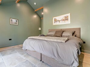 A bedroom with a large bed, a headboard, and a framed picture on the wall. - 1 Bed in Kirkby Stephen (oc-95629) (Ravenstonedale)