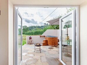 A patio with a hot tub, a barbecue, and a seating area. - 1 Bed in Wedmore (oc-95582) (Theale)