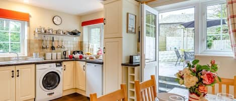 Four, chaise haute, batterie de cuisine, vaisselle et ustensiles