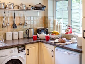 Oven, highchair, cookware/dishes/utensils - 3 Bed in St. Austell (oc-95623) (Gorran)