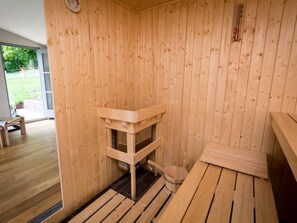 A sauna room with wooden walls and benches. - 1 Bed in Hereford (oc-42897) (Craswall)