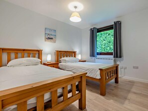 Cuna de viaje, wifi gratis y ropa de cama 