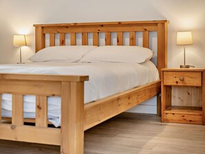 Travel cot, free WiFi, bed sheets - 3 Bed in Saltash (oc-30040) (Notter)