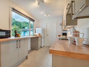 High chair, cookware/dishes/utensils - 3 Bed in Saltash (oc-30040) (Notter)