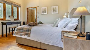 A bedroom with a bed, bedside table, lamp, and a desk with a chair. - 1 Bed in Bromyard (oc-95609) (Pencombe)