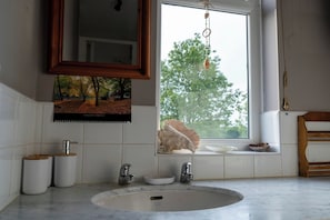 Bathroom - Garden Retreat with Views and Parking (Chiddingfold)