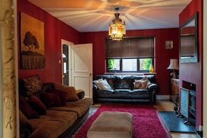 Living area - Garden Retreat with Views and Parking (Chiddingfold)