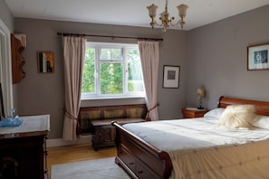 Room - Garden Retreat with Views and Parking (Chiddingfold)