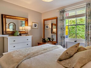Cuna de viaje, wifi gratis y ropa de cama 