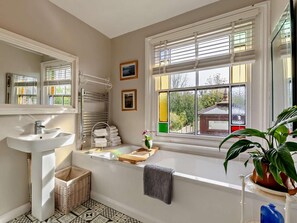 A bathroom with a sink, mirror, towel rack, and a window with blinds. - 2 Bed in Lewes (oc-95692) (East Hoathly)