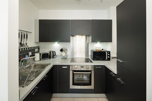 Wasserkocher mit Kaffee-/Teezubehör, Kühlschrank, Mikrowelle, Ofen