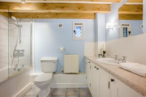 A bathroom with a shower, toilet, bathtub, and a sink with a countertop. - 3 Bed in Shaftesbury (oc-95685) (Sedgehill)