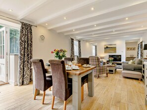 A dining area with a table set for four, chairs, and a vase of flowers. - 2 Bed in Hayle (oc-phill) (Saint Erth)