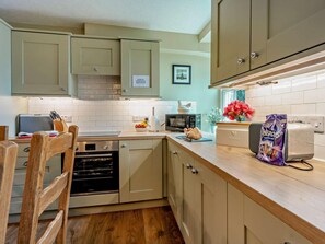 Oven, dishwasher, high chair, cookware/dishes/utensils - 4 Bed in Hawick (oc-95765) (Teviotdale)