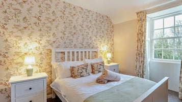 4 bedrooms, travel crib, WiFi (free), bed sheets