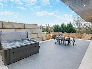 Outdoor dining - 3 Bed in Middlesbrough (oc-95777) (Great Ayton)