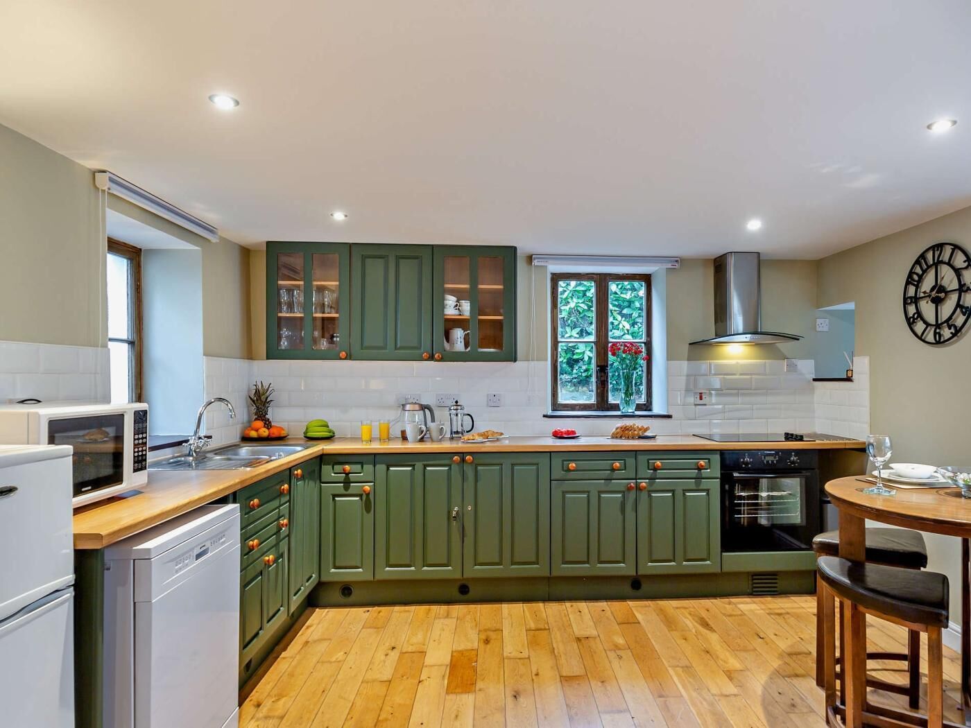 Microwave, oven, dishwasher, cookware/dishes/utensils