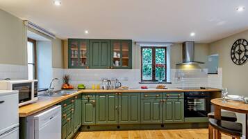 Microwave, oven, dishwasher, cookware/dishes/utensils