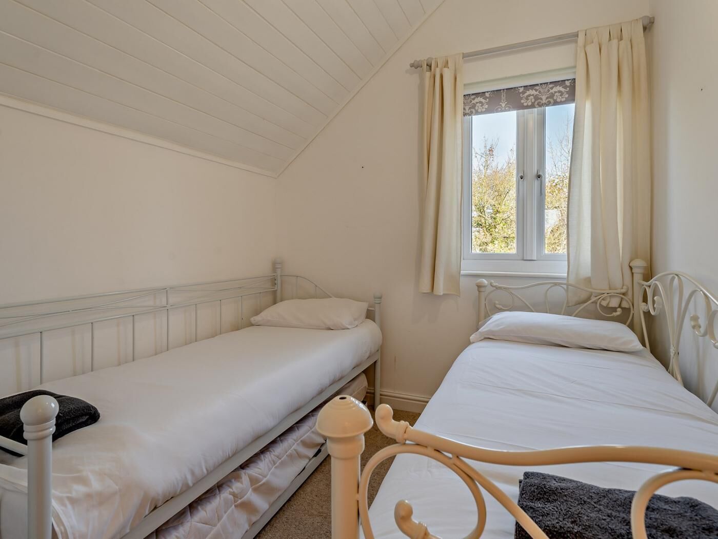3 bedrooms, travel cot, free WiFi, bed sheets