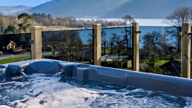 A hot tub with a view of mountains and a lake. - 2 Bed in Keswick (oc-95813) (Bassenthwaite)