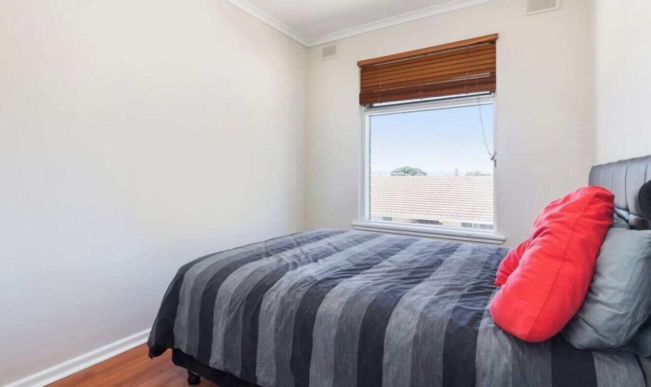 2 bedrooms, desk, WiFi