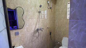 Douche, sèche-cheveux, bidet, serviettes fournies