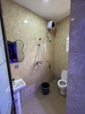 Dusche, Haartrockner, Bidet, Handtücher