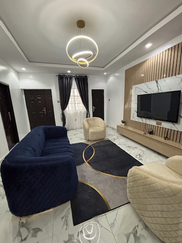 Cozy 2-bedroom building in serene Ibadan with AC and fitness room