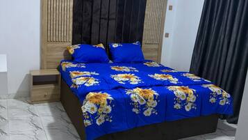 1 habitación, tabla de planchar con plancha, wifi y ropa de cama