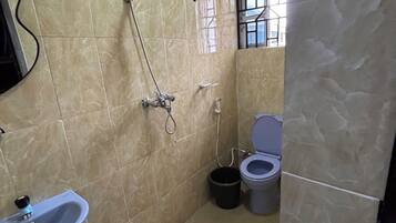 Een douche, een haardroger, een bidet, handdoeken