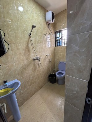 Ducha, secador de pelo, bidet, toallas
