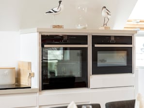 Oven, dishwasher, high chair, cookware/dishes/utensils - 3 Bed in Bideford (oc-50943) (Northam)