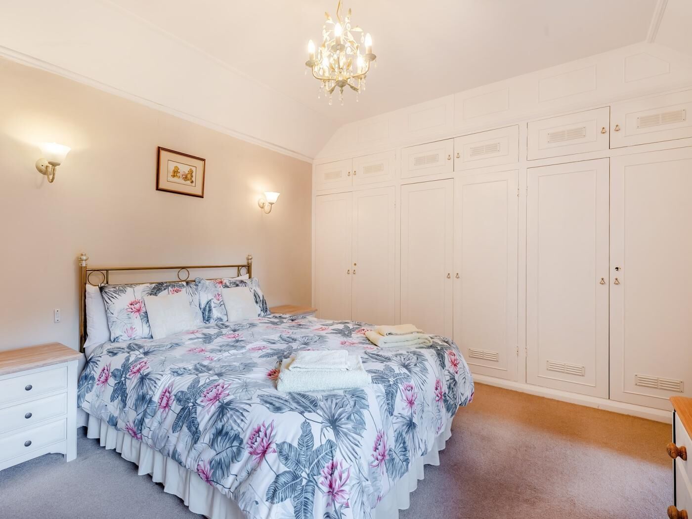 2 bedrooms, travel cot, free WiFi, bed sheets