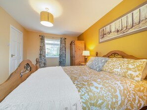 A bedroom with a bed, a window with curtains, a lamp, and a painting on the wall. - 2 Bed in Bonnybridge (oc-95833) (Bonnybridge)