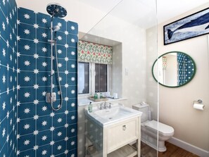 A bathroom with a shower, sink, toilet, and a mirror. - 3 Bed in Lockerbie (oc-95861) (Hoddom)