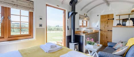 1 bedroom, WiFi (free), bed sheets